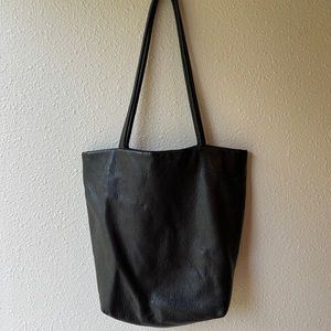 Baggu leather medium tote in black